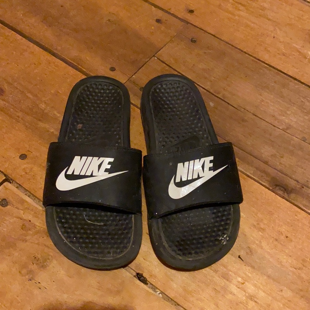 size 5 black nike slides